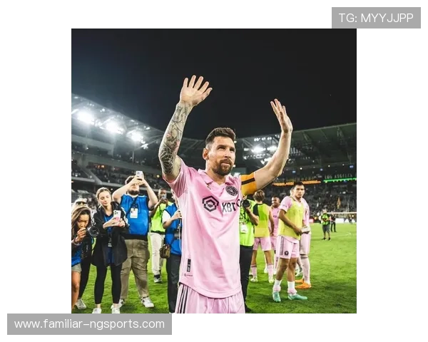 梅西加盟迈阿密国际后首次亮相引爆全场 球迷热情高涨期待未来表现